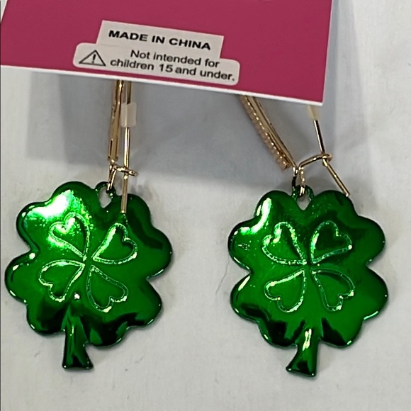 Betsey Johnson LUCKY CHARM SHAMROCK Shepard Hook Earrings St Patricks Day NWT - Picture 7 of 8